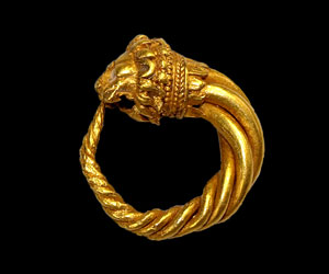 A Hellenistic gold lion earring, ca 4th - 3rd century AD
