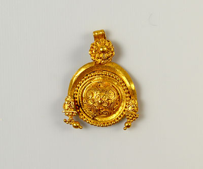 A Greek gold pendant ca 3rd century BC