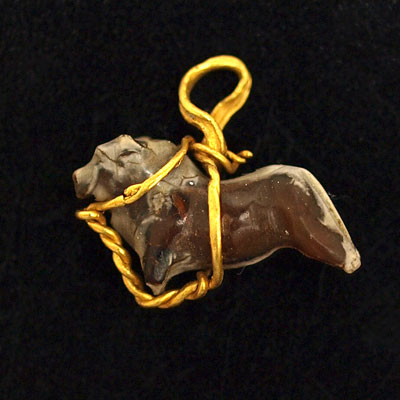 A rare middle Assyrian gold and agate bull pendant, 16th to 10th centuries BC