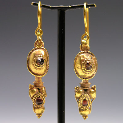 A fine pair of Roman gold and garnet earrings, ca 1st - 2nd century AD