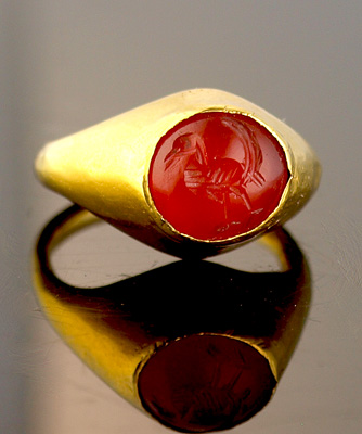 A Roman gold and carnelian finger ring, ca 1st century AD